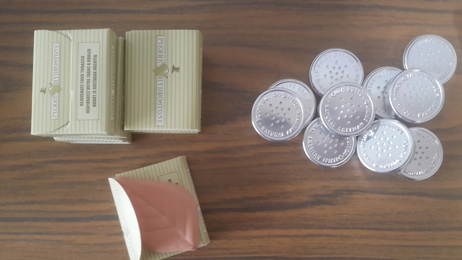 桌面上的长方形保湿用品包装与圆形加湿片
