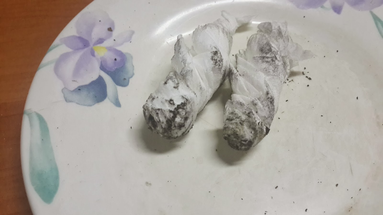 盘中带灰黑残留的擦拭纸团